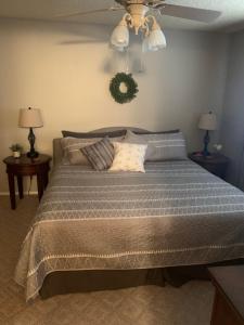 1 cama en un dormitorio con 2 lámparas y ventilador en Rare four Bedroom MeadviewVacation Home - Grand Canyon West-Skywalk, en Meadview