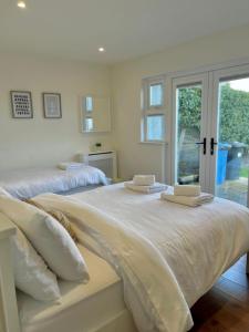 Postel nebo postele na pokoji v ubytování Coach Cottage Portstewart - Central Location NITB