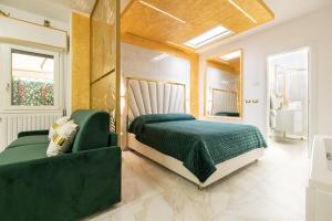 een slaapkamer met een groen bed en een groene bank bij FASHION APARTMENT GOLD Bologna in Bologna