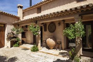 a building with a large vase on the side of it at Casa Rural El Simarro in El Simarro