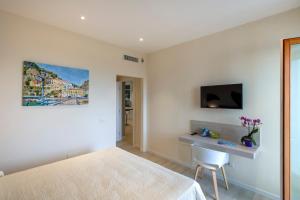 ein Schlafzimmer mit einem Bett und einem Schreibtisch in der Unterkunft Petra Luxury Sorrento b&b in Sorrent