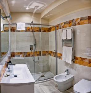 ein Badezimmer mit Dusche, Waschbecken und Toilette in der Unterkunft Petra Luxury Sorrento b&b in Sorrent + 27 Fotos
