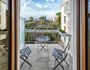 uma varanda com uma mesa e cadeiras e uma vista em Petra Luxury Sorrento b&b em Sorrento