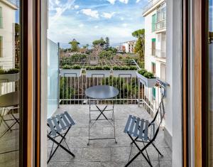 ein Balkon mit Tisch und Stühlen und Aussicht in der Unterkunft Petra Luxury Sorrento b&b in Sorrent