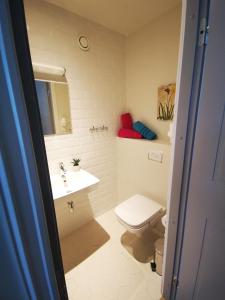 La salle de bains est pourvue de toilettes et d'un lavabo. dans l'établissement Rotermanni Mere Apartment, à Tallinn