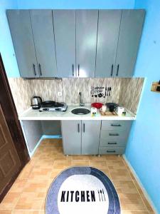 uma cozinha com um lavatório e uma placa de cozinha no chão em İstanbulun merkezinde şık 1+1 daire em Istambul