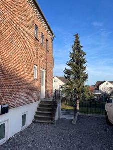 Un árbol de Navidad sentado al lado de un edificio de ladrillo en H2 Free Parking, budget friendly, en Aalborg