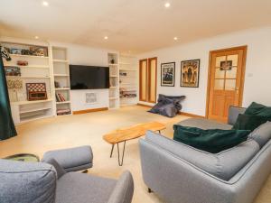 uma sala de estar com 2 sofás e uma televisão de ecrã plano em Mullingar em Pitlochry