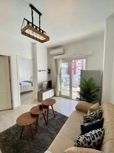 - un salon avec un canapé et une table dans l'établissement Elegant and Welcoming one bedroom apartment, à Hurghada