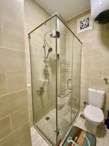 La salle de bains est pourvue d'une cabine de douche et de toilettes. dans l'établissement Elegant and Welcoming one bedroom apartment, à Hurghada