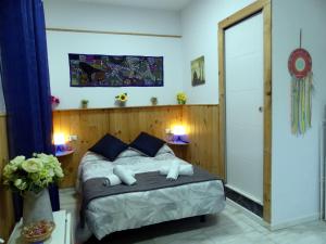 A bed or beds in a room at Encantador bajo en Málaga