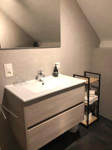 a bathroom with a sink and a mirror at Au Gré des Vents - Gîtes et Chambres d'hôtes 