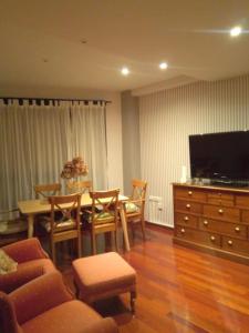 salon ze stołem i telewizorem w obiekcie A Bruxo Fonte 8 pzs 2 baños Full Reg VUT38509 w mieście Luarca