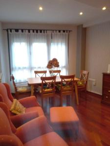 jadalnia ze stołem i krzesłami w obiekcie A Bruxo Fonte 8 pzs 2 baños Full Reg VUT38509 w mieście Luarca