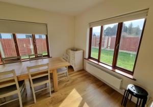 une salle à manger avec une table et quelques fenêtres dans l'établissement 4 bedroom Holiday Home In Union Hall, West Cork, à Union Hall