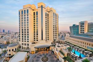 una vista aérea de un edificio alto en una ciudad en The St. Regis Amman en Amán