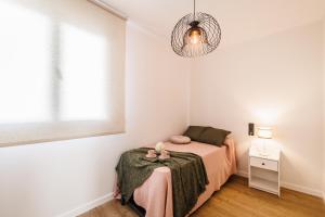 - une petite chambre avec un lit et une fenêtre dans l'établissement Apartamento Jambo Luxury, à Almendralejo