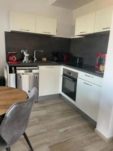 Kuchyňa alebo kuchynka v ubytovaní Appartement T3 de standing tout équipé