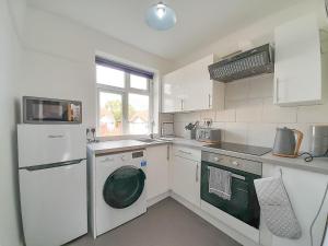 a kitchen with a dishwasher and a washer at Rose Hill Apartment in Oxford