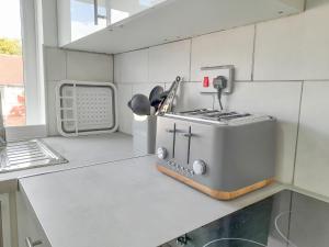 a small kitchen with a stove and a sink at Rose Hill Apartment in Oxford