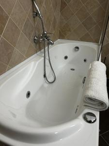 uma banheira branca com uma torneira na casa de banho em Maison Patricia em Lecce