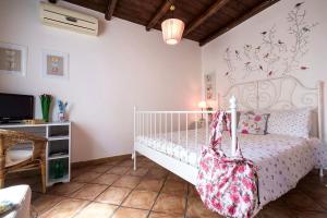 sypialnia z białym łóżkiem i telewizorem w obiekcie Attico Finocchiaro - Terrazza in Centro Wifi Free w mieście Palermo
