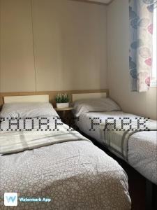 2 nebeneinander sitzende Betten in einem Schlafzimmer in der Unterkunft Caravan Holiday on Haven site in Cleethorpes