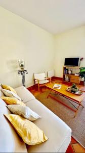 sala de estar con sofá y mesa en HAMEAU DES AMANDIERS VUE MER - PISCINE, GOLF et TENNIS PRIVE, en Saint-Cyr-sur-Mer