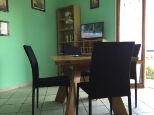 A television and/or entertainment centre at Vacanze a Finale Ligure
