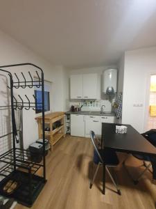 un soggiorno con cucina e tavolo da pranzo e una camera con cucina di Klein und Fein a Windischgarsten
