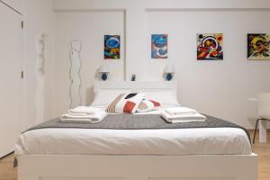 1 dormitorio con 1 cama con 2 toallas en Sweet Home, en Palermo