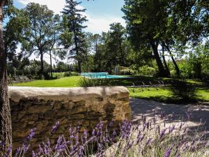 a stone wall with a picnic table in a park at La Moutière in Colonzelle