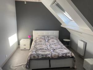 um quarto com uma cama e uma escada com uma janela em Laetisteph em Neuilly-sur-Marne
