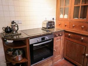La cocina está equipada con fogones y tostadora. en Bolland Hall, en Morpeth
