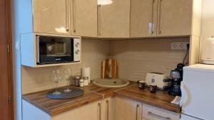 A kitchen or kitchenette at Paradiso Apartmanház