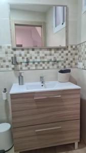 een badkamer met een wastafel en een spiegel bij La Casilla de Nerja in Nerja