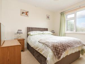 a bedroom with a bed and a window at Underlanes in Camelford