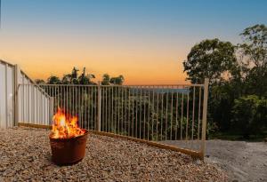 een vuur in een pot voor een hek bij Tinarra Treetops in Maroochy River