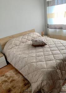 sypialnia z łóżkiem z poduszką w obiekcie Casa Vacanze Formia w mieście Formia