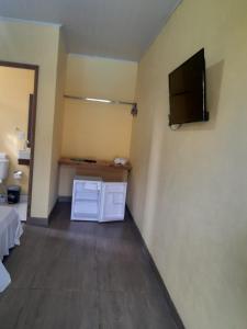 a room with a flat screen tv on a wall at Vila Itacimirim in Itacimirim