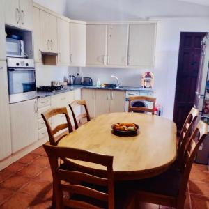 una cocina con una mesa de madera y un bol de fruta. en Lavender Lodge Almeria, en Arboleas
