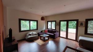 sala de estar con sofá y mesa en La casa de Yala en San Salvador de Jujuy