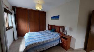 1 dormitorio con cama, escritorio y ventana en La casa de Yala en San Salvador de Jujuy