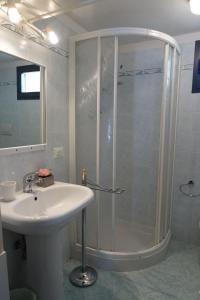 y baño con ducha y lavamanos. en La casetta di campagna Alloggio nel Chianti, en Pomino