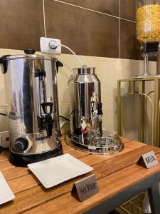 eine Küchentheke mit Kaffeemaschine darauf in der Unterkunft Petra Oleander Hotel in Wadi Musa
