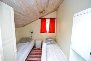 Katil atau katil-katil dalam bilik di Remarkable 2-Bed Apartment in Steinsland