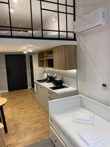 Kuchyňa alebo kuchynka v ubytovaní Długa 18 Apartament Premium z antresolą + 5 fotografií