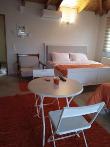 een slaapkamer met een bed en een tafel en een bed bij Όμορφη σοφίτα 5λεπτά από το κέντρο της πόλης in Ioannina