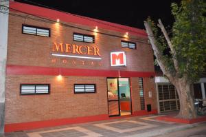 um novo edifício hospitalar com um sinal que diz hospital misericordioso em Mercer Hostal em San Miguel de Tucumán