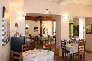 Restaurace v ubytování Hôtel Restaurant Le Saint Clément